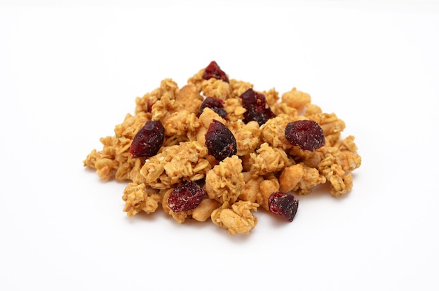 Muesli de grãos inteiros com cranberries isolados no fundo branco