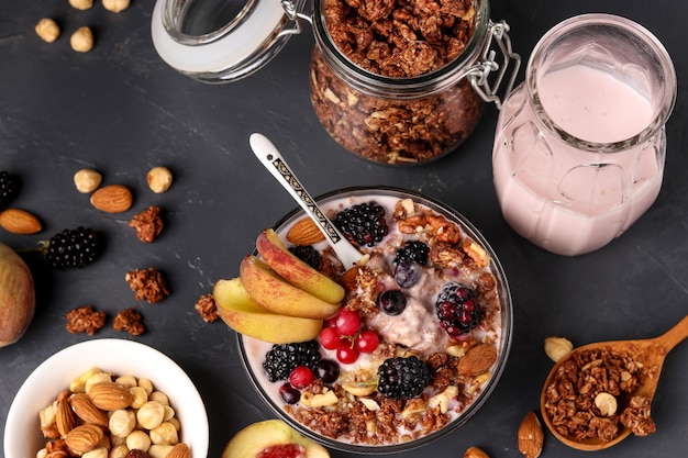 Muesli de mel crocante de granola com iogurte natural, frutas frescas e frutas