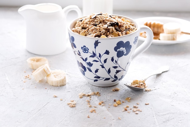 Muesli de desayuno saludable con leche, miel y plátano