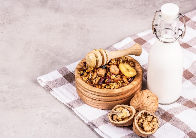 Muesli de desayuno saludable con miel y leche