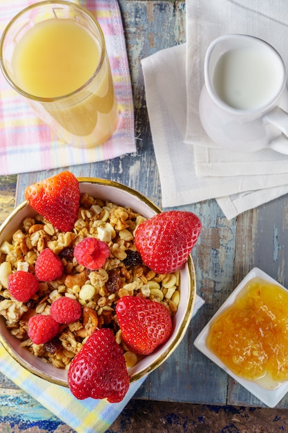 Muesli con fresa y zumo fresco.