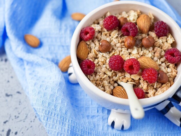 Muesli fresco con nueces y frambuesas