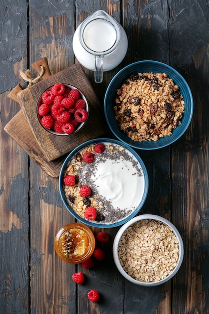 Müsli Frühstück in Keramikschale