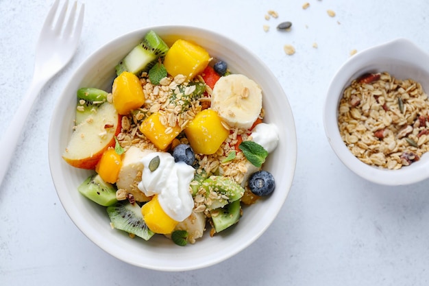 Muesli con frutas servido en tazón