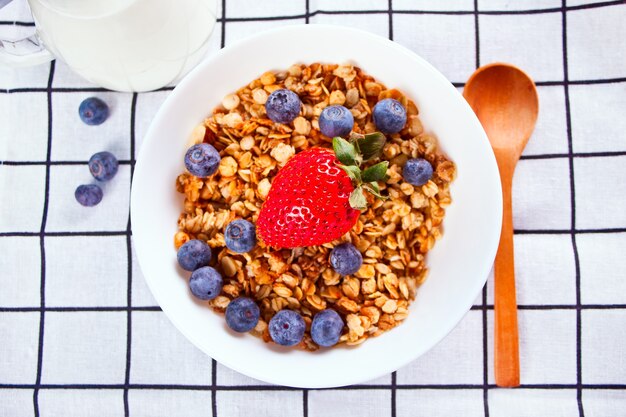 Muesli con frutos rojos frescos