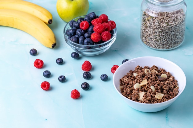 Muesli con frutos rojos sobre la mesa