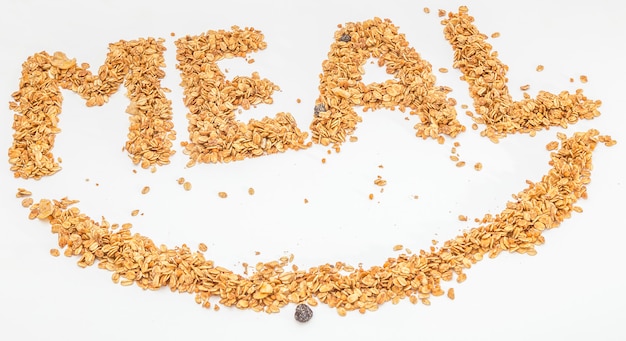 Müsli Getreide auf weißer Oberfläche isoliert