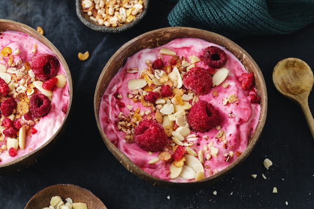 Muesli de granola con yogur y bayas servido en un tazón sobre la mesa