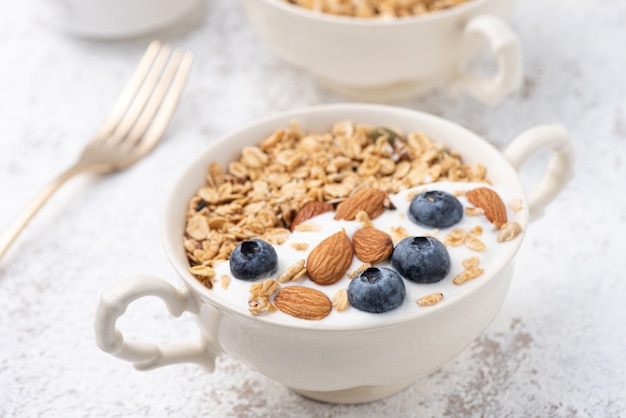 Müsli, Haferflocken mit Mandel- und Beerennahrung