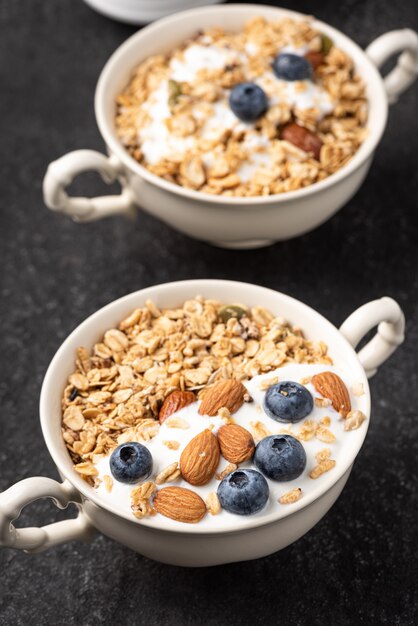 Müsli, Haferflocken mit Mandel- und Beerennahrung