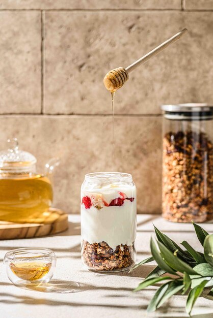 Müsli in einem Glas mit Joghurt