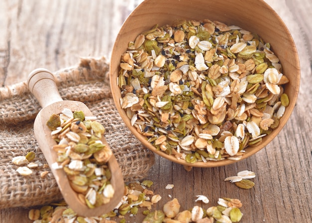 Müsli in einer Holzschale auf dem Tisch