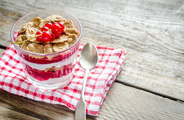 Muesli integral con salsa de bayas y yogurt