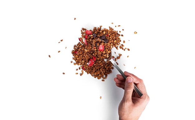 Müsli isoliert auf weißem Hintergrund. Granola mit Schokolade und Erdbeeren. Foto in hoher Qualität