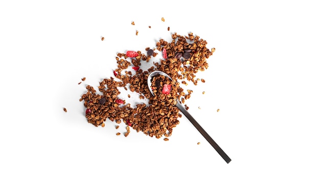 Müsli isoliert auf weißem Hintergrund. Granola mit Schokolade und Erdbeeren. Foto in hoher Qualität