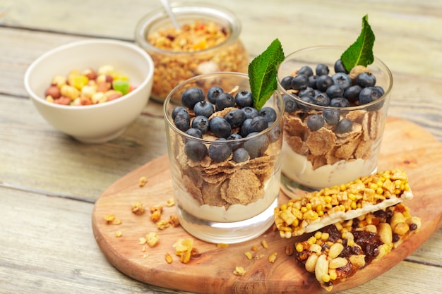 Müsli, Joghurt und Erdbeeren in Gläser