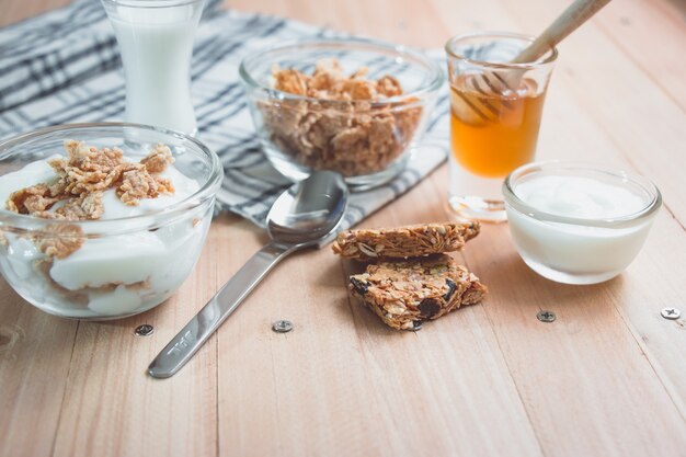 Müsli, Joghurt und Obst Köstliches Frühstück