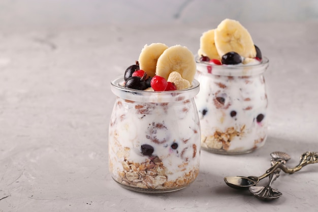 Muesli de miel crujiente de granola con plátano, grosella negra y roja, requesón y yogur natural