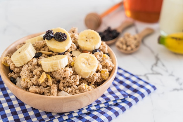 Müsli mit Banane, Rosinen und Milch