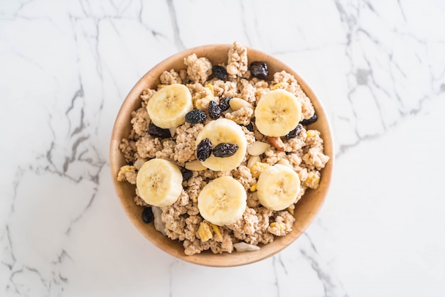 Müsli mit Banane, Rosinen und Milch