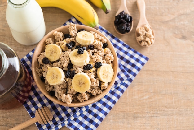 Müsli mit Banane, Rosinen und Milch