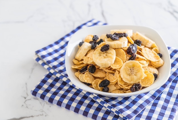 Müsli mit Banane, Rosinen und Milch