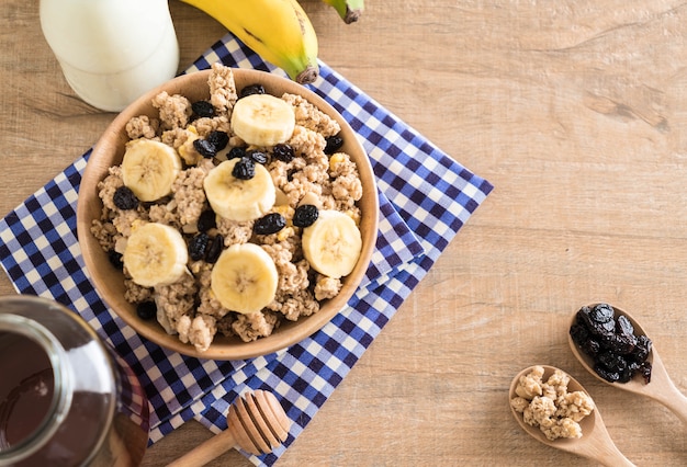 Müsli mit Banane, Rosinen und Milch