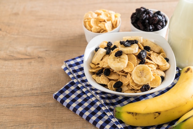 Müsli mit Banane, Rosinen und Milch