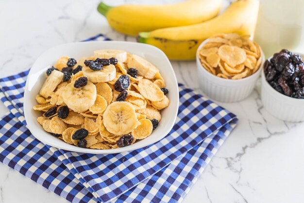 Müsli mit Banane, Rosinen und Milch