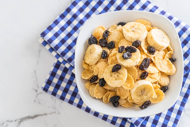 Müsli mit Banane, Rosinen und Milch