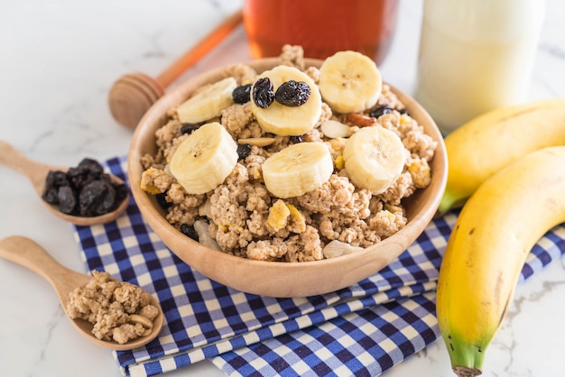 Müsli mit Banane, Rosinen und Milch