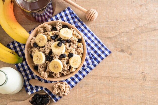 Müsli mit Banane, Rosinen und Milch