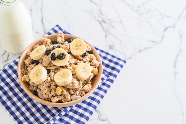 Müsli mit Banane, Rosinen und Milch