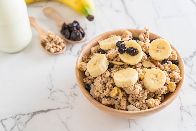 Müsli mit Banane, Rosinen und Milch