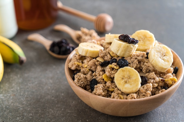 Müsli mit Banane, Rosinen und Milch