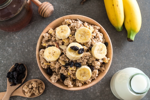 Müsli mit Banane, Rosinen und Milch