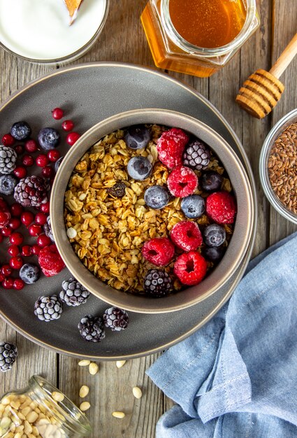 Müsli mit Beeren, Joghurt und Honig.