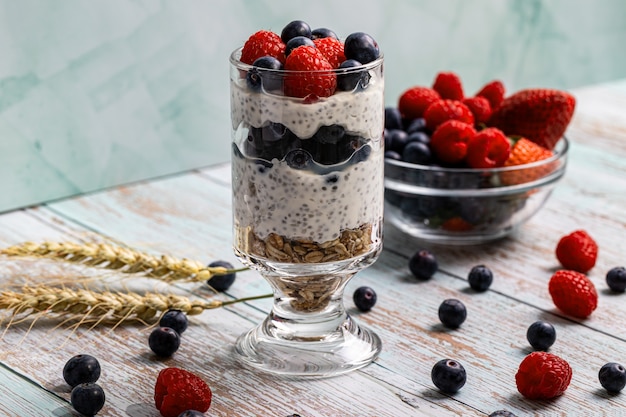 Müsli mit Beeren und Chiasamen auf einem Holztisch