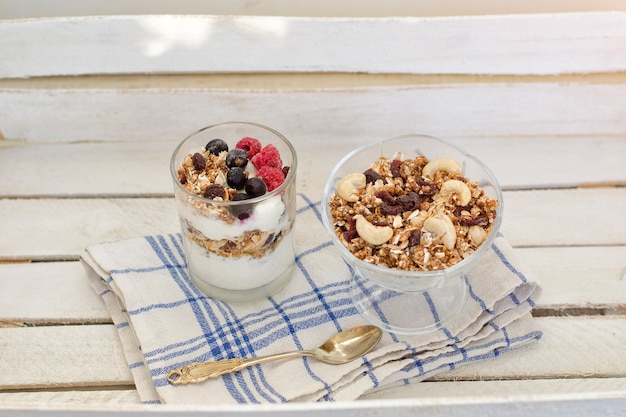 Müsli mit Beeren und Joghurt auf einem Holztisch. Traditionelles amerikanisches Frühstück