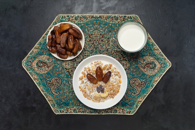 Müsli mit Datteln. Arabisches Müsli mit Datteln. Ramadan Essen.