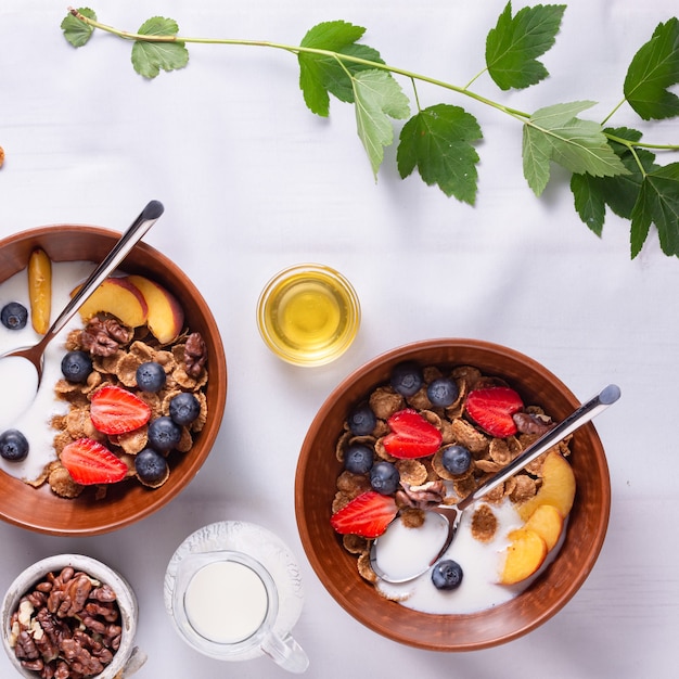 Müsli mit erdbeeren und blaubeeren, joghurt und honig