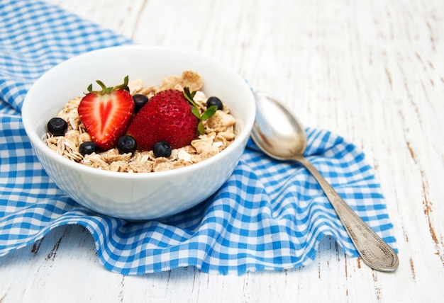 Müsli mit Erdbeeren