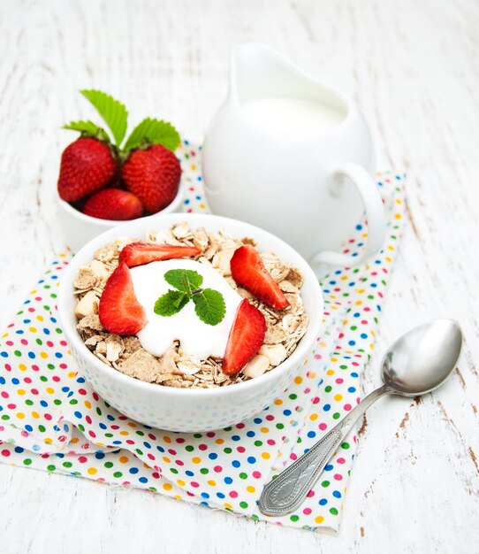 Müsli mit Erdbeeren