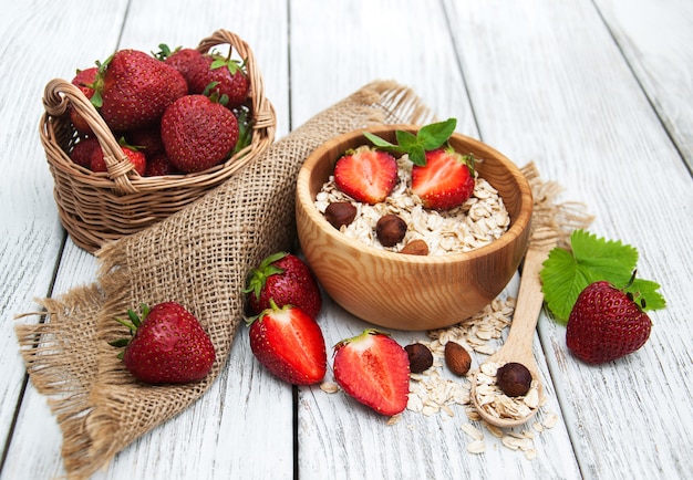 Müsli mit Erdbeeren