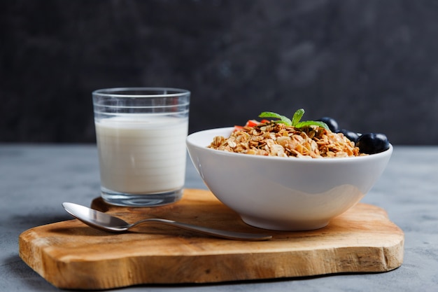 Müsli mit frischen und getrockneten Beeren und Nüssen