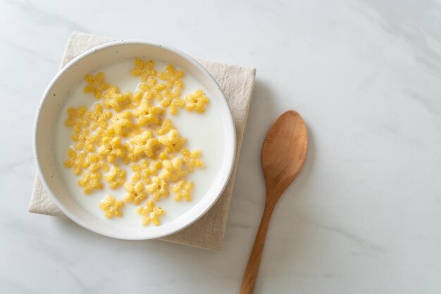 Müsli mit frischer Milch