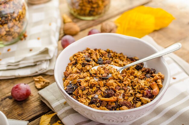 Müsli mit getrockneten Früchten auf Holztisch