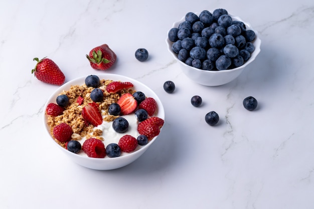 Müsli mit griechischem Joghurt auf dem Tisch