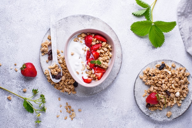 Müsli mit griechischem Joghurt und Erdbeere