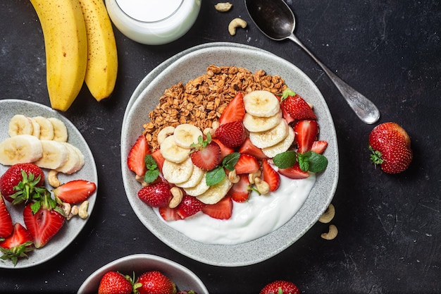 Müsli mit Joghurt, Erdbeere und Banane in einer Schüssel